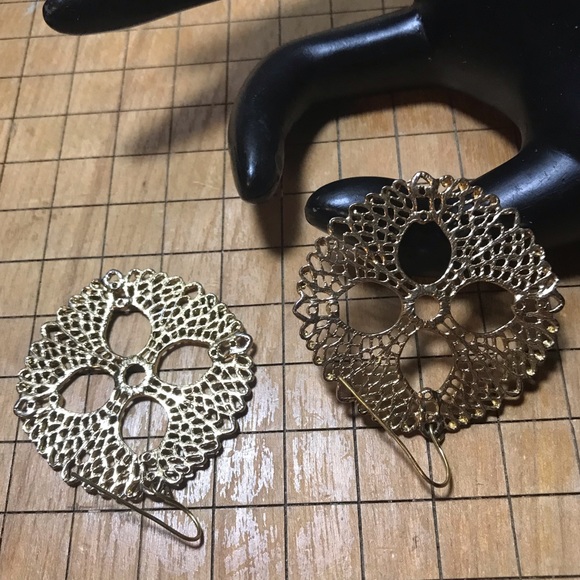 Cross Section GT Metal Circles Organic Design Dangling Hook Earrings 1 3/4”D - Picture 5 of 7